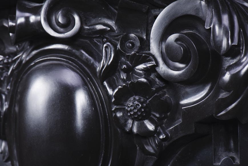 Редкий старинный камин в стиле Наполеона III, изготовленный из тонкого чёрного бельгийского мрамора, богато украшенный скульптурными орнаментами. Редкий старинный камин в стиле Наполеона III, изготовленный из тонкого чёрного бельгийского мрамора, богато украшенный скульптурными орнаментами.-4